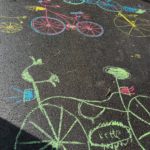 Kreidezeichnungen von Fahrrädern auf der Kirchstraße